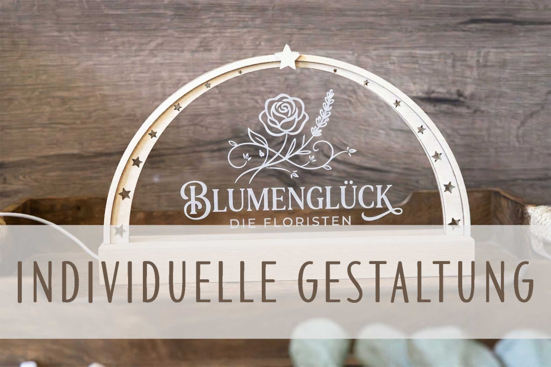 Individueller LED-Schwibbogen aus Holz mit Sternverzierung und graviertem Firmenlogo-Schriftzug auf Acrylglas, warmweiß beleuchtet